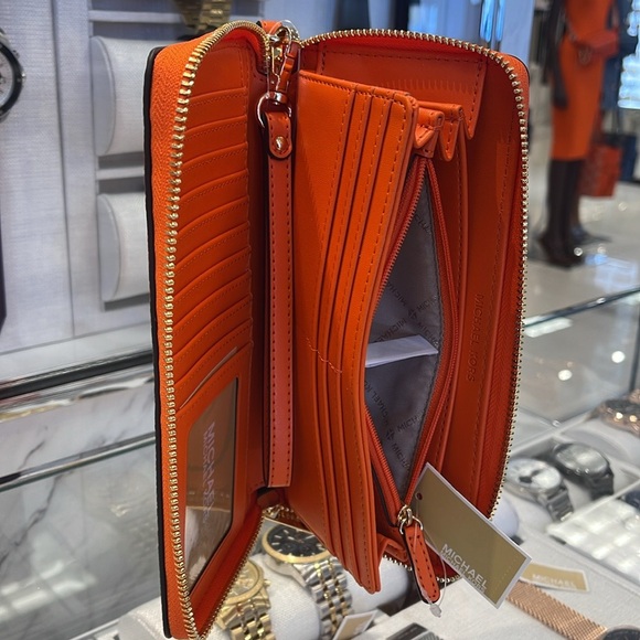 MICHAEL KORS
Jet Set Travel Large Pebbled Leather Wristlet Wallet Phone Holder - Picture 11 of 16